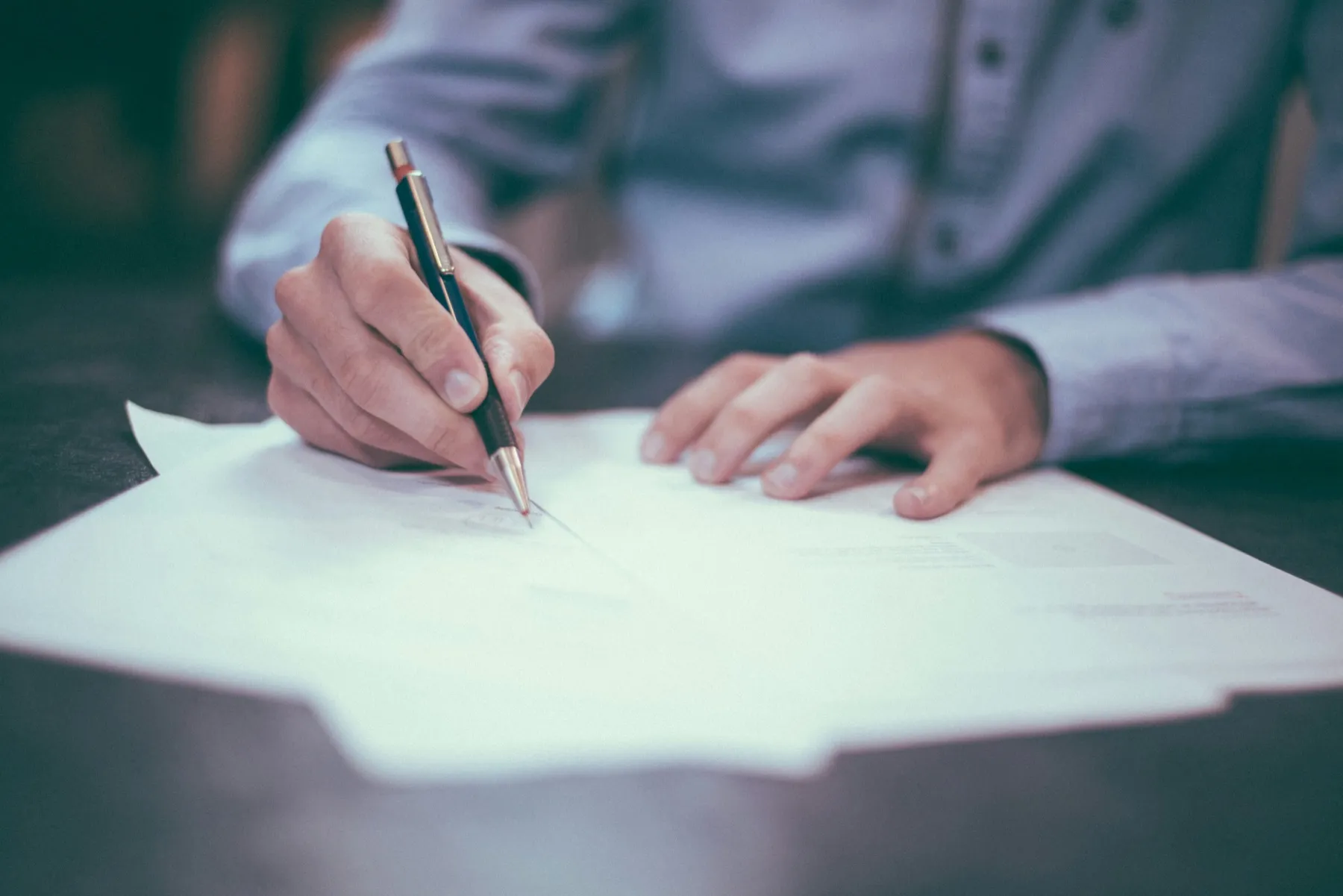Conseiller VBH & Partners signant un document comptable